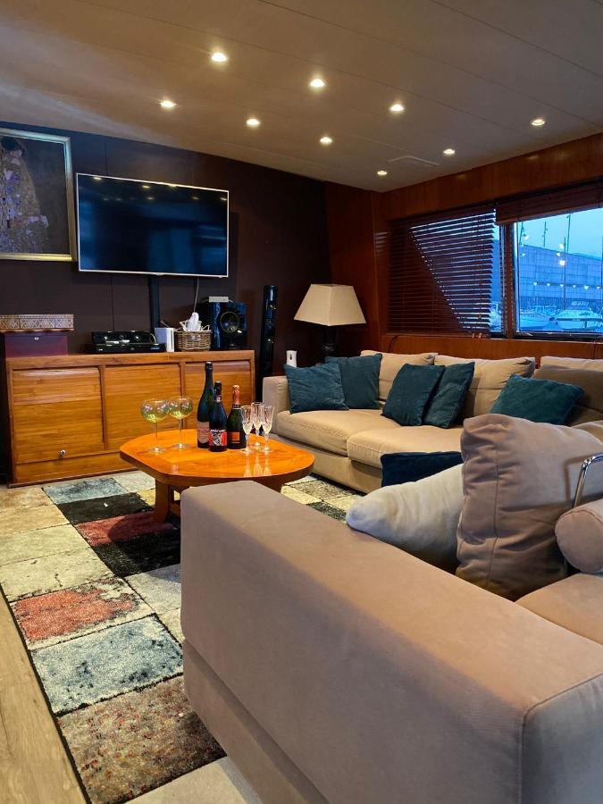 Amazing Boat To Sleep In Barcelona Hotel Сант Адриа де Бесос Екстериор снимка