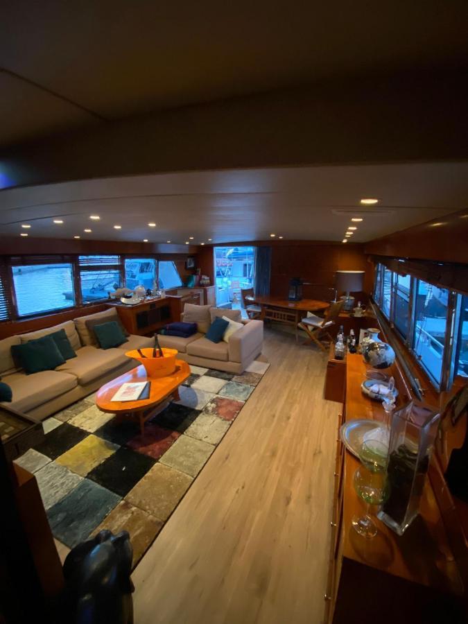Amazing Boat To Sleep In Barcelona Hotel Сант Адриа де Бесос Екстериор снимка