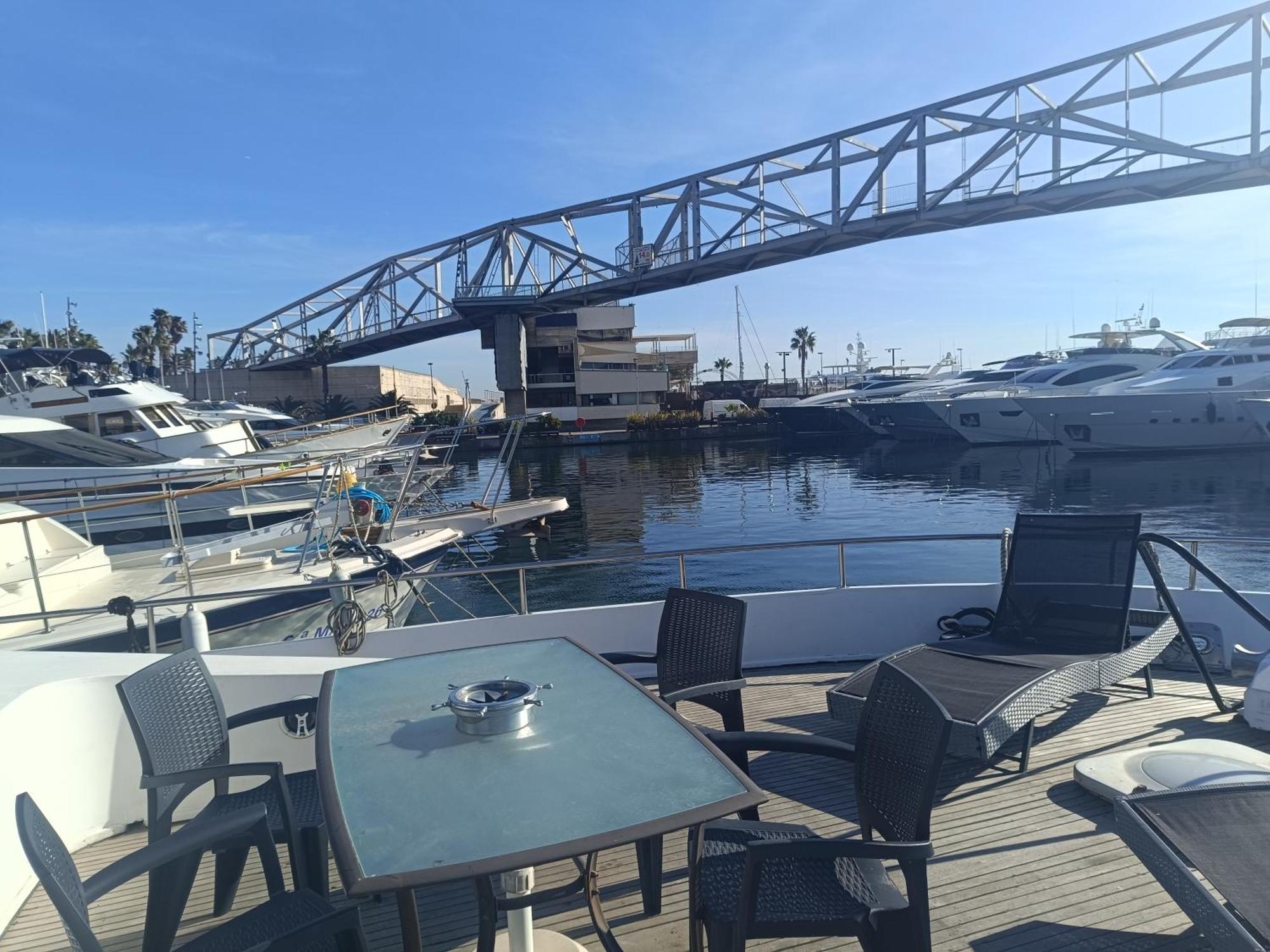 Amazing Boat To Sleep In Barcelona Hotel Сант Адриа де Бесос Екстериор снимка