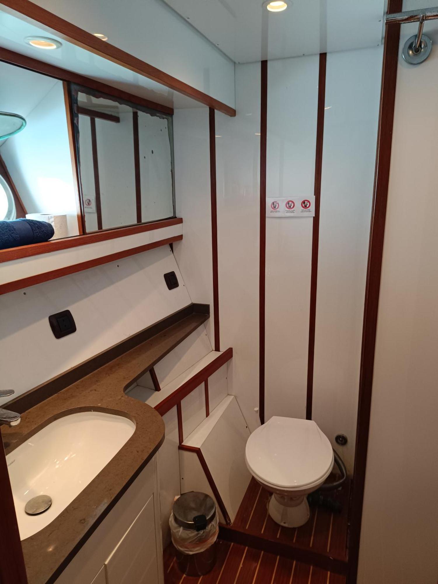 Amazing Boat To Sleep In Barcelona Hotel Сант Адриа де Бесос Екстериор снимка