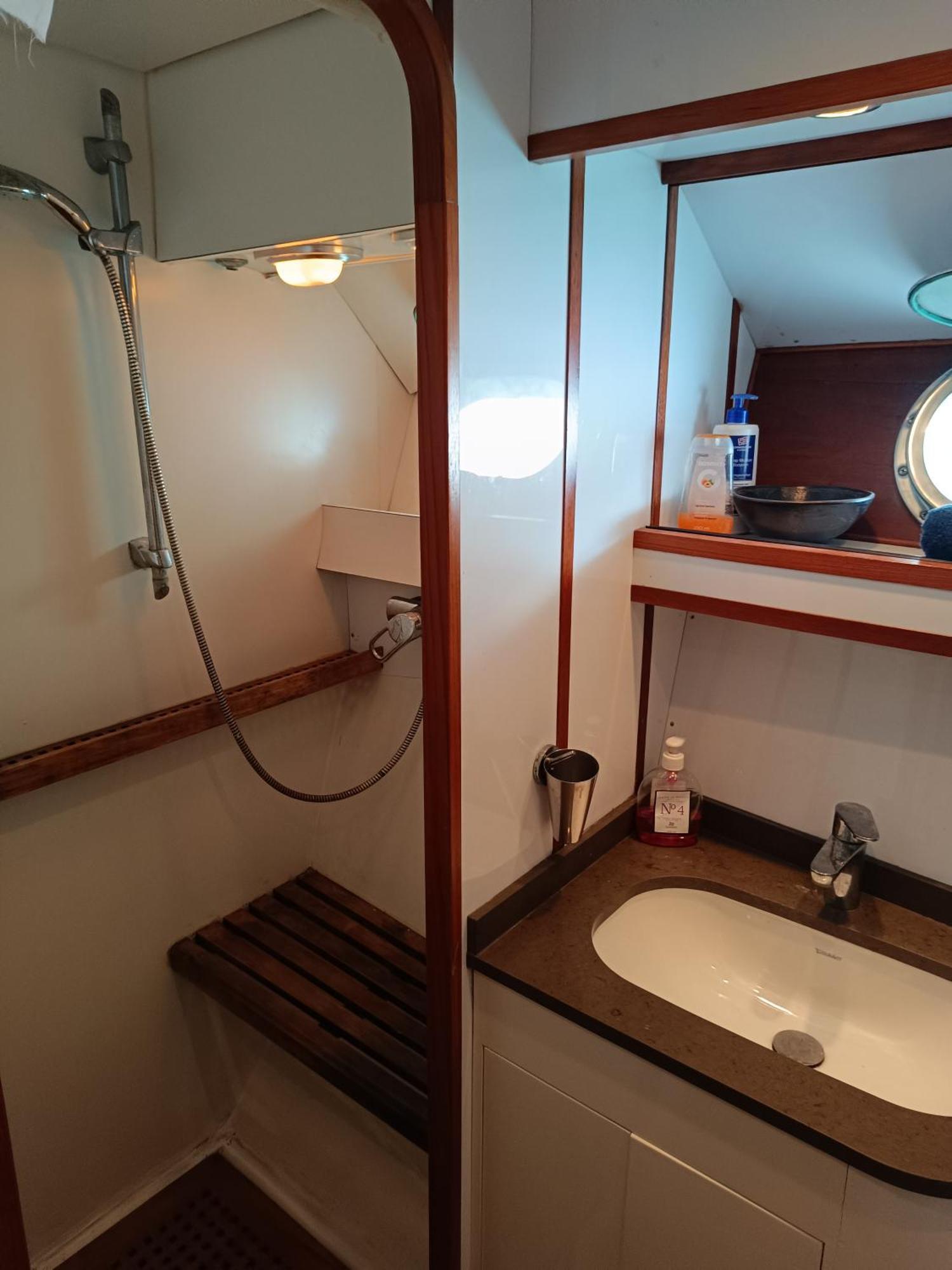 Amazing Boat To Sleep In Barcelona Hotel Сант Адриа де Бесос Екстериор снимка