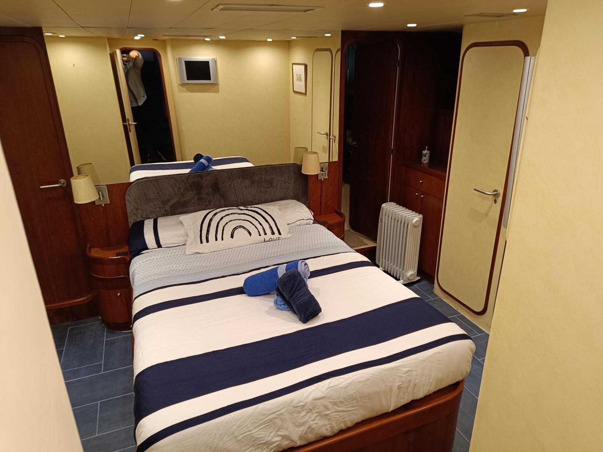 Amazing Boat To Sleep In Barcelona Hotel Сант Адриа де Бесос Екстериор снимка