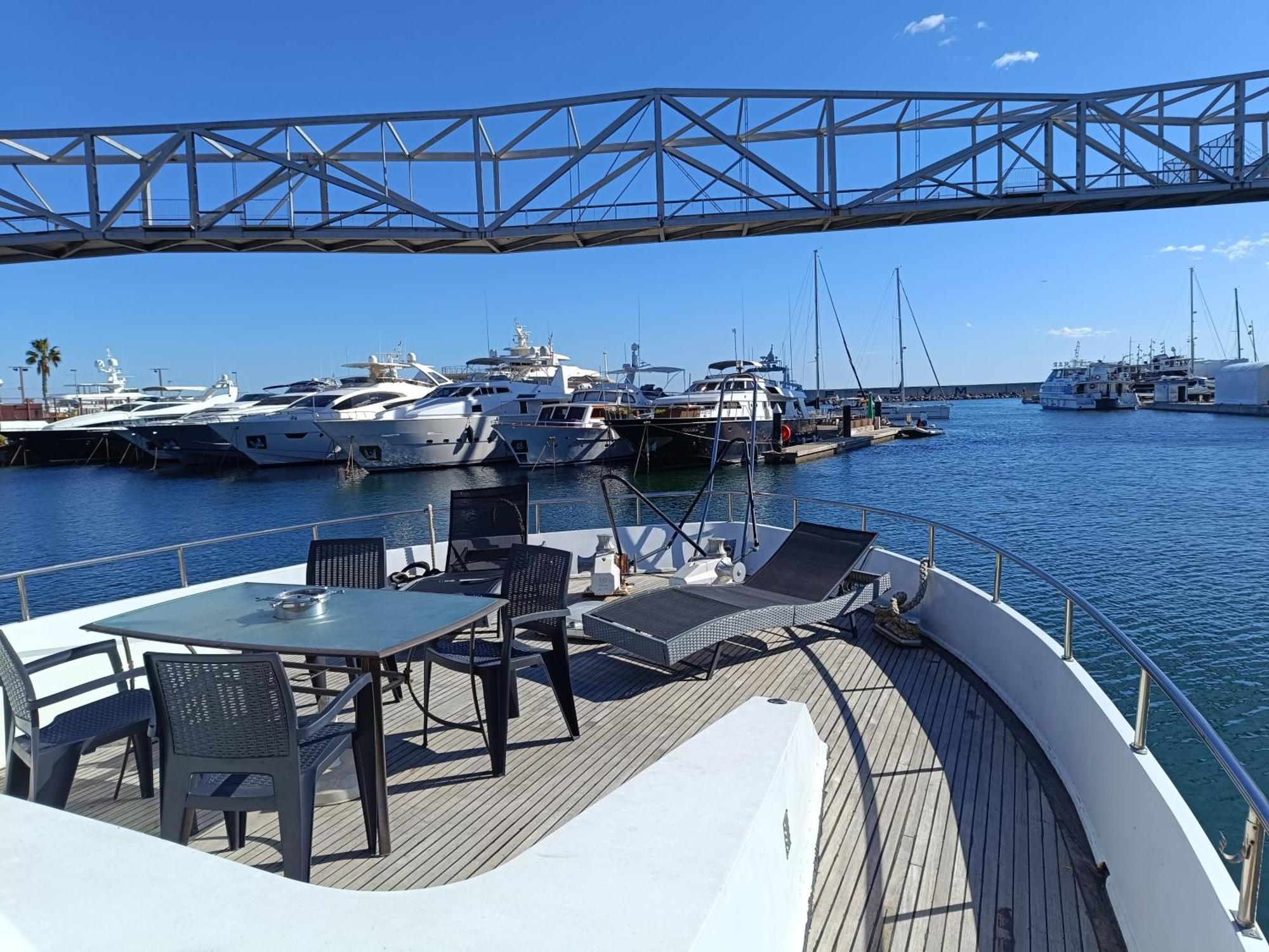 Amazing Boat To Sleep In Barcelona Hotel Сант Адриа де Бесос Екстериор снимка