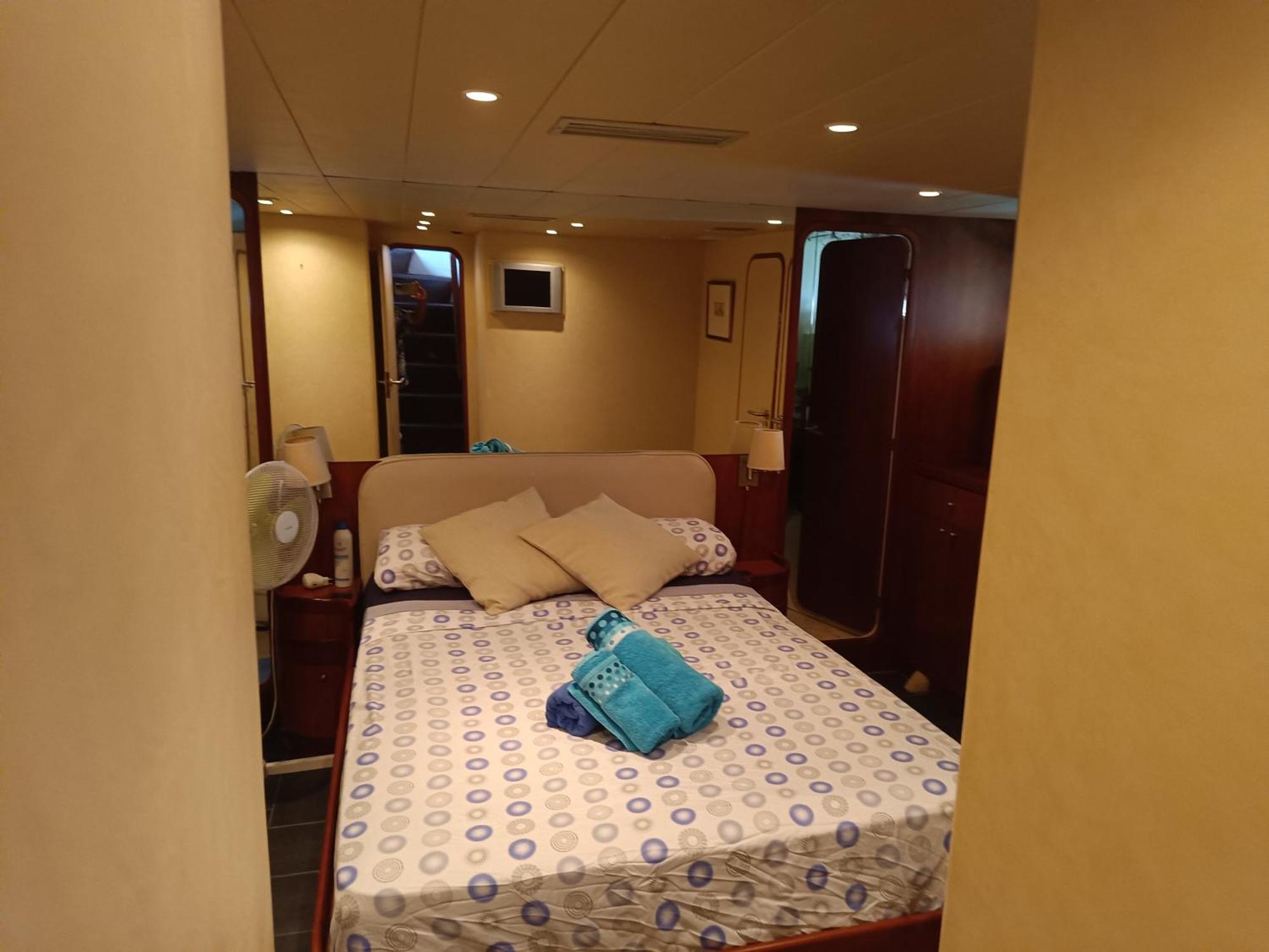 Amazing Boat To Sleep In Barcelona Hotel Сант Адриа де Бесос Екстериор снимка