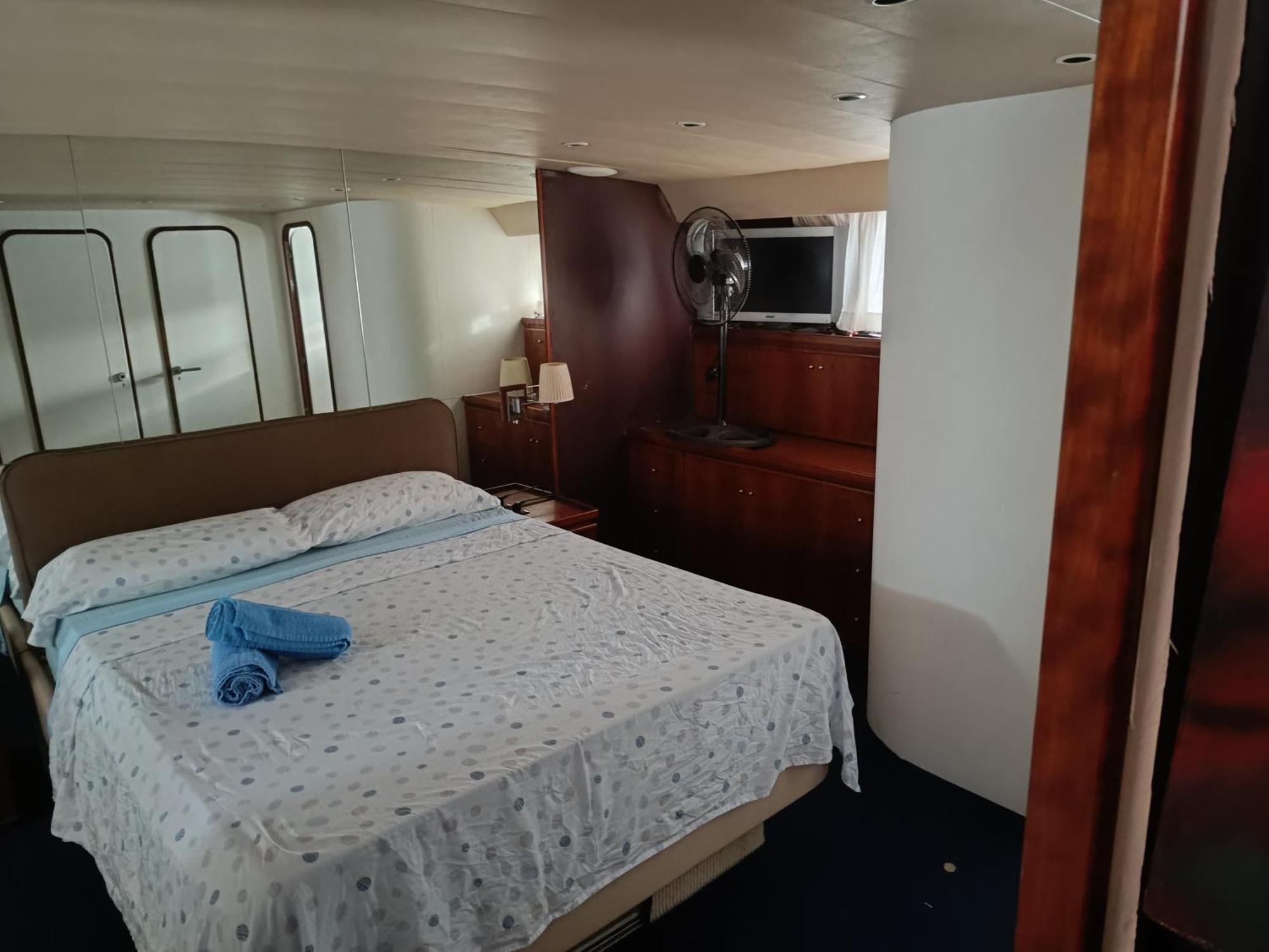 Amazing Boat To Sleep In Barcelona Hotel Сант Адриа де Бесос Екстериор снимка